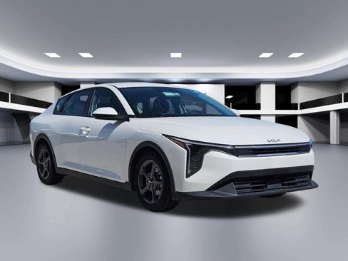 Used 2025 Kia K4 LXS image 8