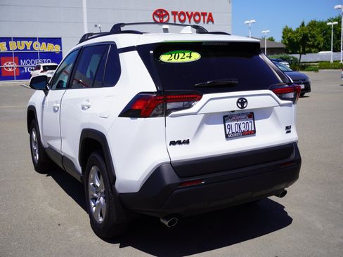 Used 2024 Toyota RAV4 XLE AWD/4WD image 8