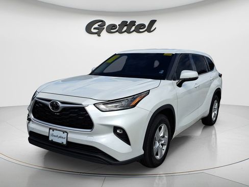Used 2022 Toyota Highlander LE image 1