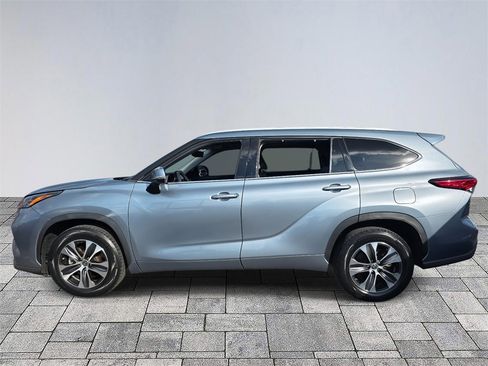 Used 2022 Toyota Highlander XLE image 4