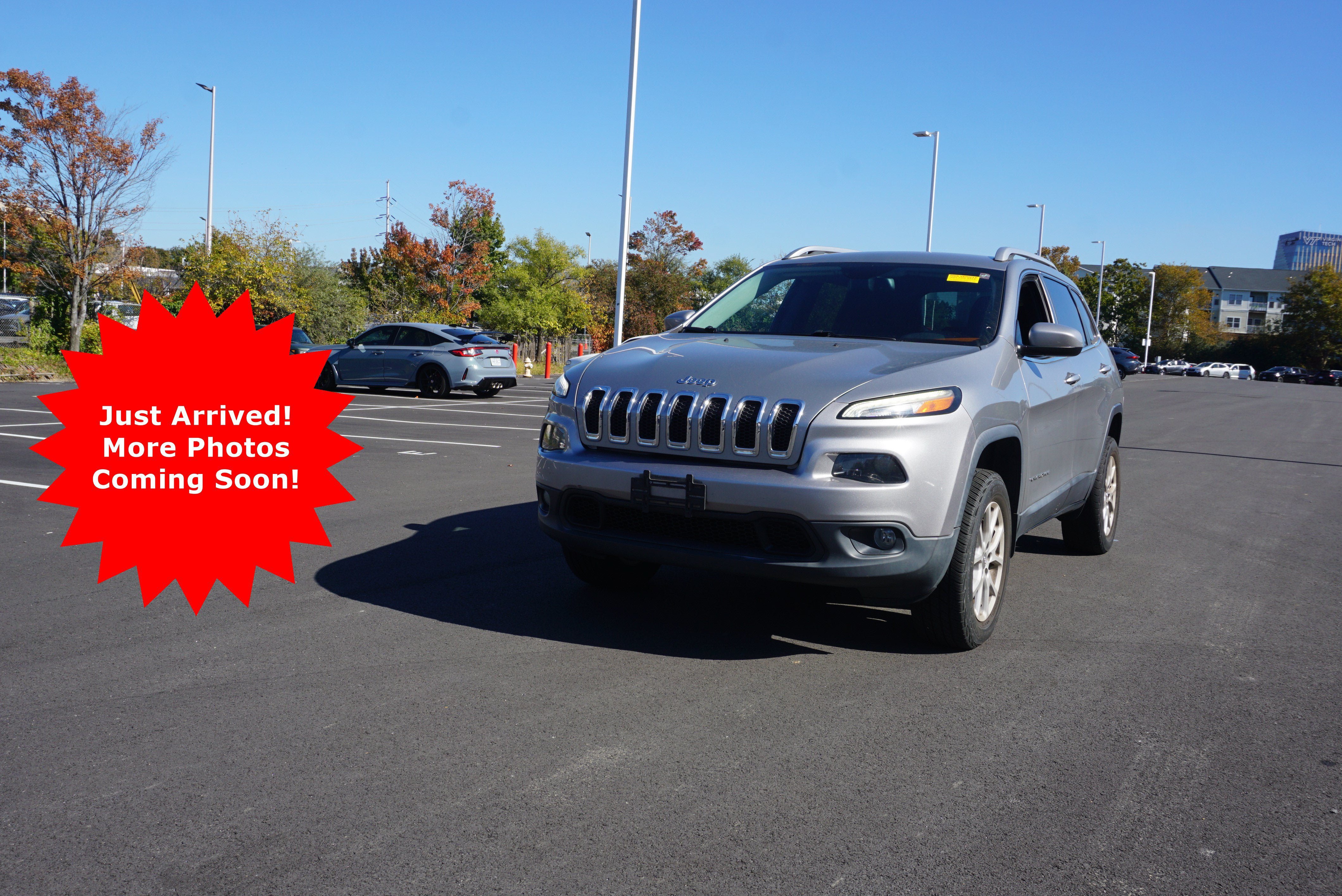 Used 2017 Jeep Cherokee Latitude w/ Comfort/Convenience Group AWD/4WD image 1