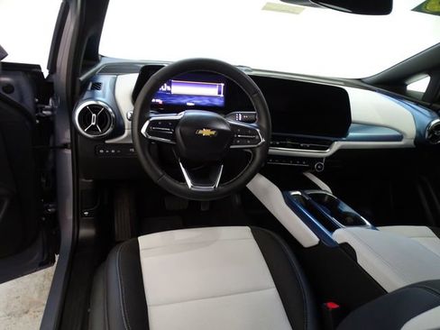 Used 2025 Chevrolet Equinox EV LT image 5