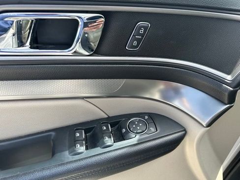 Used 2018 Ford Explorer XLT w/ Equipment Group 202A FWD image 4