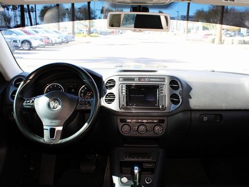 Used 2017 Volkswagen Tiguan S image 11