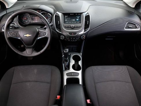 Used 2018 Chevrolet Cruze LT w/ Convenience Package FWD image 2