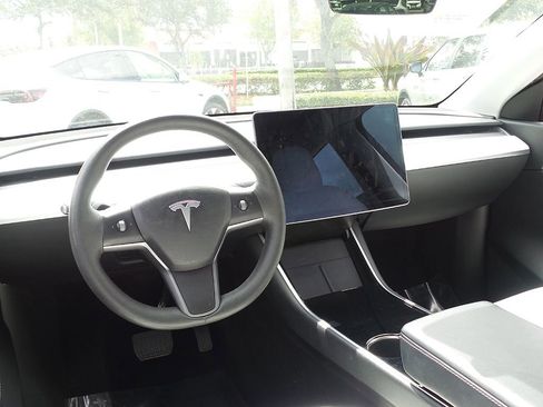 Used 2021 Tesla Model Y Long Range AWD/4WD image 26