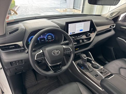 Used 2023 Toyota Highlander Limited image 16