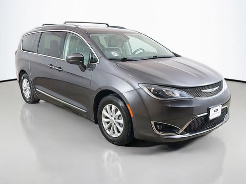 Used 2019 Chrysler Pacifica Touring-L FWD image 2