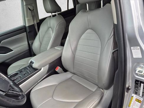 Used 2021 Toyota Highlander XLE AWD/4WD image 12