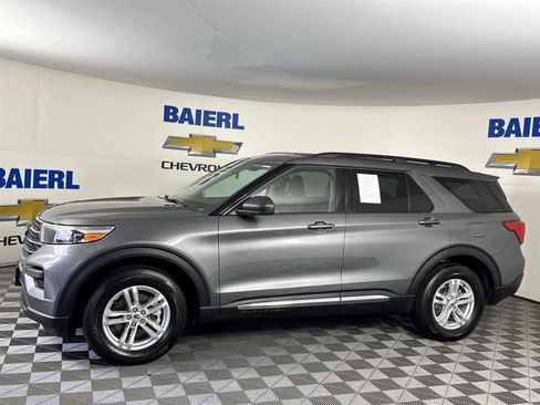 Used 2022 Ford Explorer XLT image 2