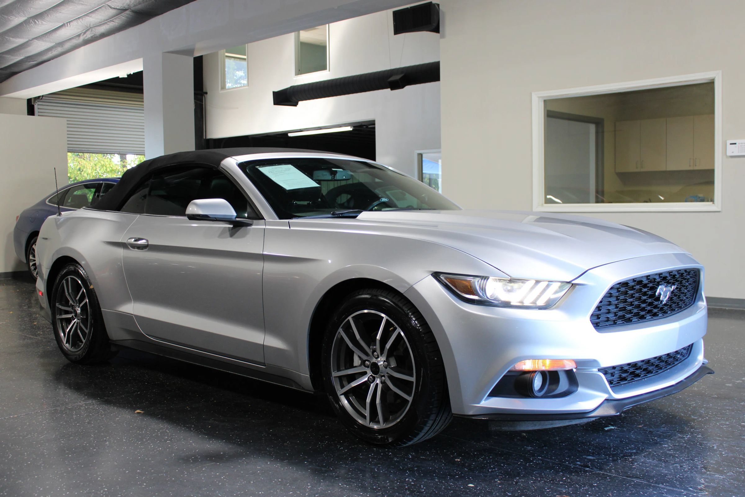 Used 2016 Ford Mustang Convertible RWD image 1