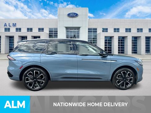 Used 2025 Lincoln Nautilus Reserve AWD/4WD image 4