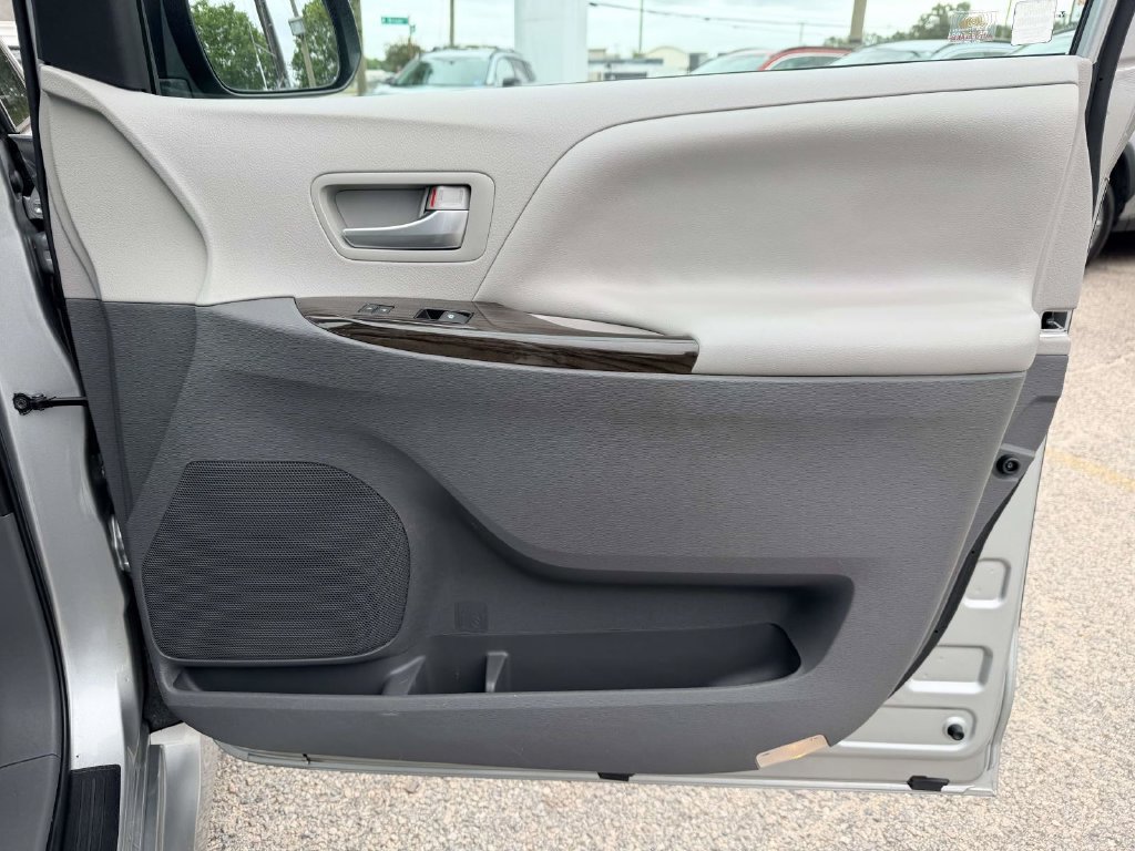 Certified 2020 Toyota Sienna XLE w/ XLE Navigation Package AWD/4WD image 11