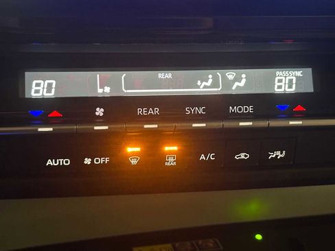 Used 2025 Toyota Sienna LE w/ Outdoor Package (TMS) image 15