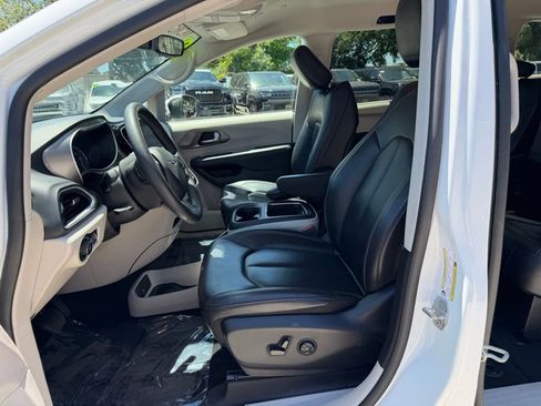 Used 2023 Chrysler Pacifica Touring-L image 16