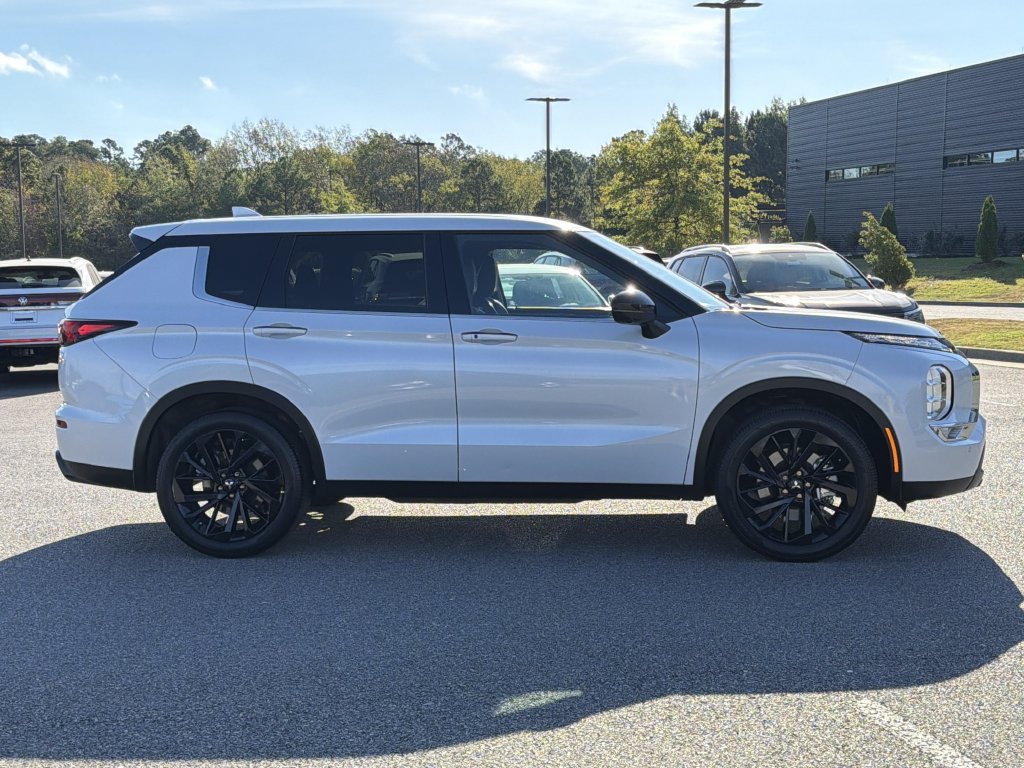 Used 2024 Mitsubishi Outlander SE Black Edition FWD image 6