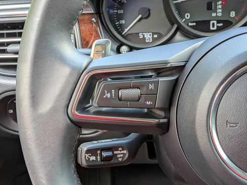 Certified 2026 Porsche Macan AWD/4WD image 8