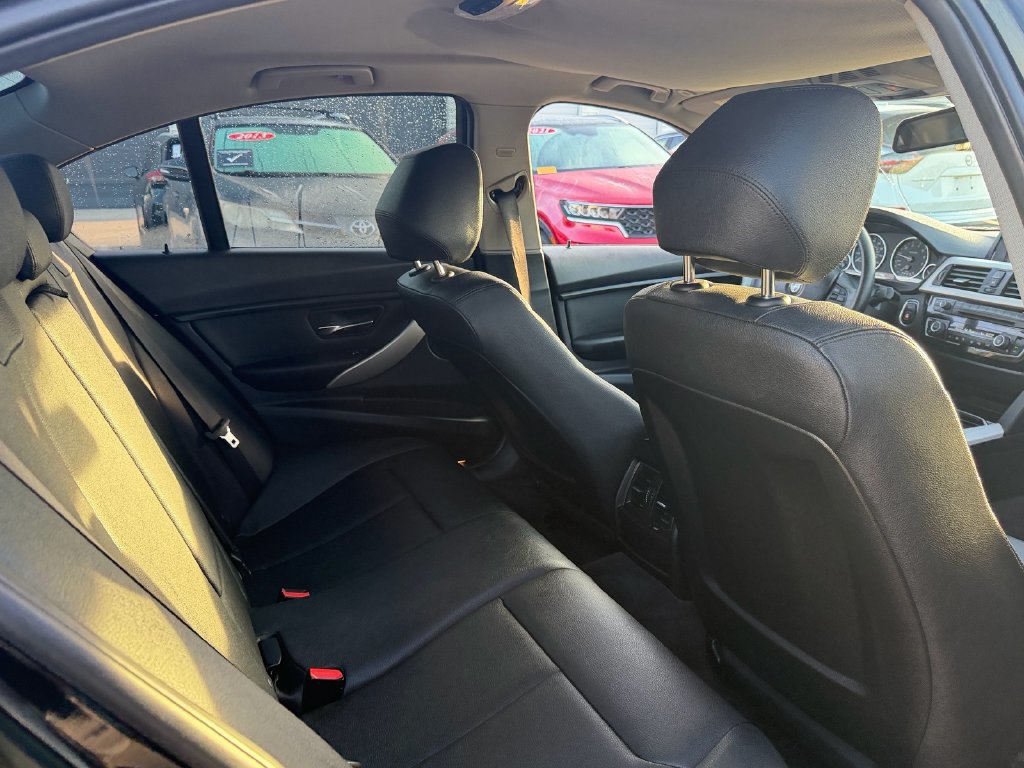 Used 2018 BMW 320i Sedan RWD image 15