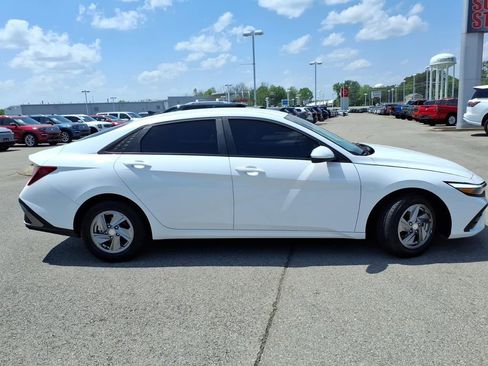 Used 2025 Hyundai Elantra SE FWD image 2