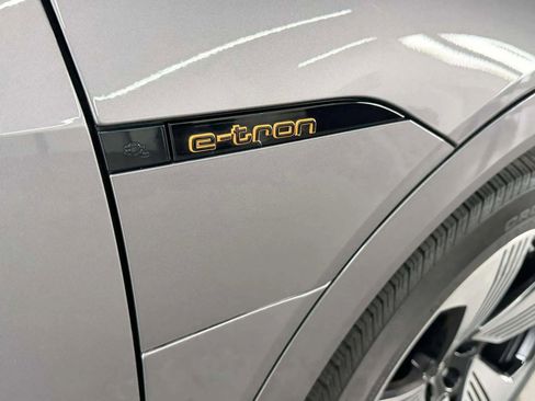 Used 2022 Audi e-tron Premium Plus image 31