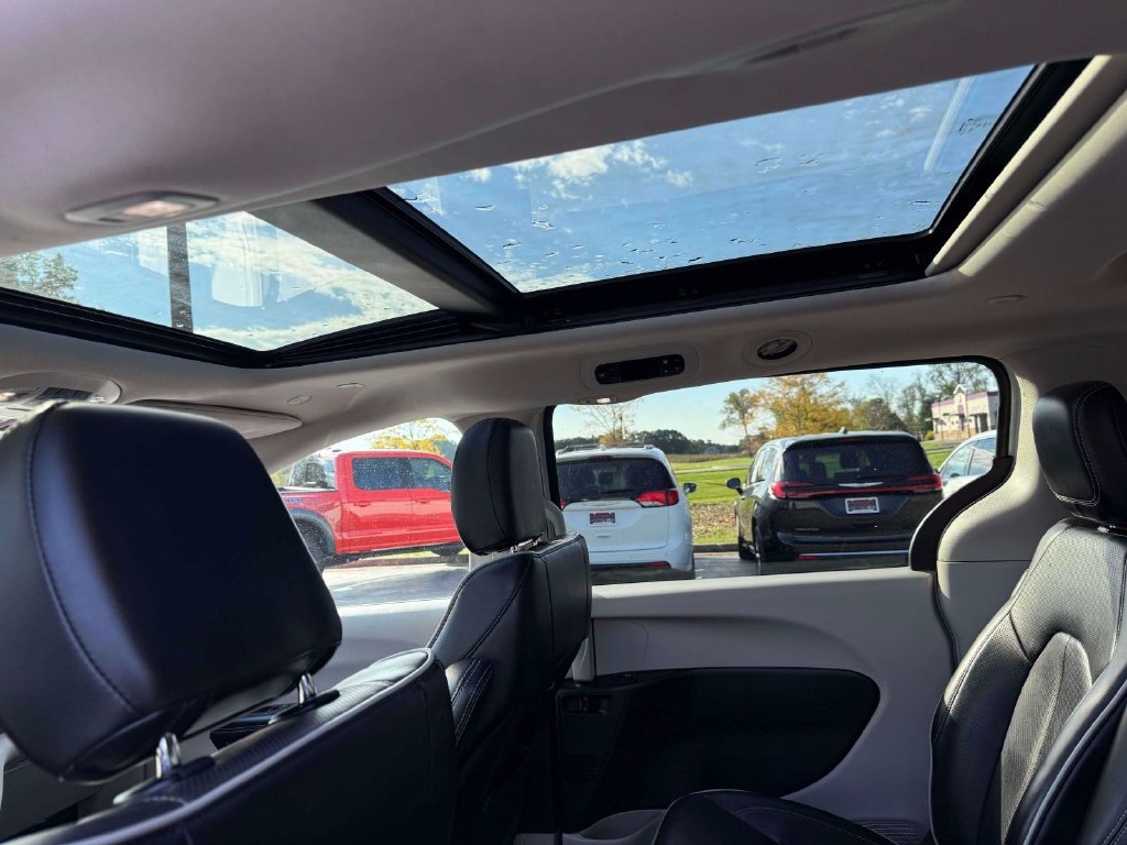 Used 2023 Chrysler Pacifica Limited FWD image 14
