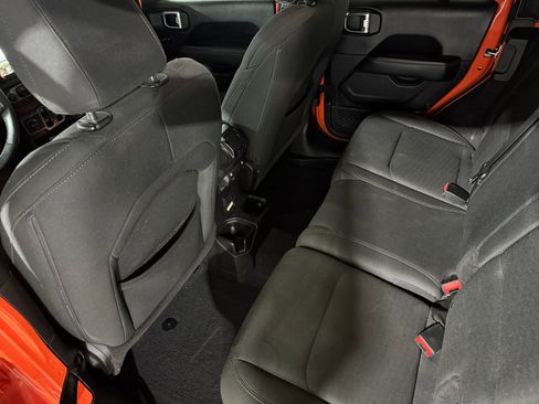 Used 2018 Jeep Wrangler Unlimited Sahara image 13