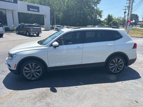 Used 2018 Volkswagen Tiguan SE w/ Panoramic Sunroof Package image 5