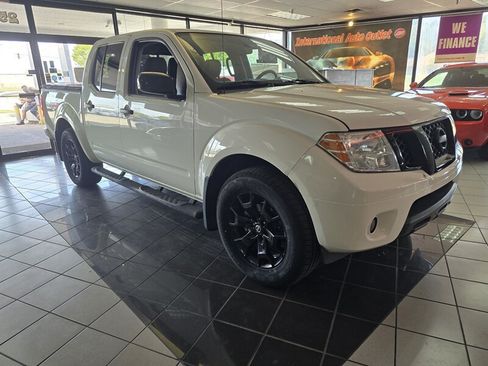 Used 2020 Nissan Frontier SV w/ Midnight Edition Floor Mats RWD image 3