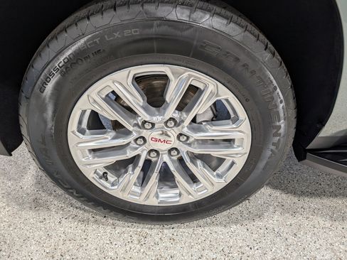 Used 2024 GMC Yukon SLT w/ SLT Luxury Package image 11