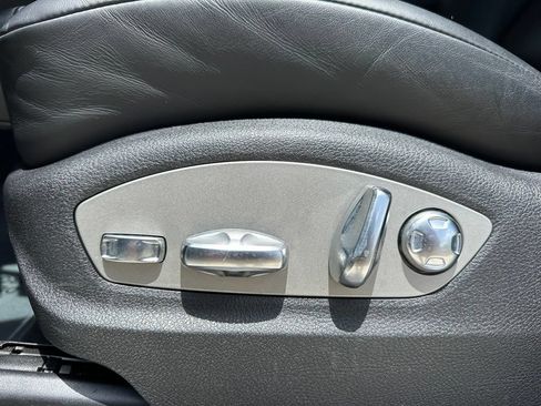 Used 2024 Porsche Macan AWD/4WD image 23