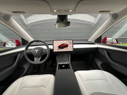 Used 2022 Tesla Model Y Long Range image 6