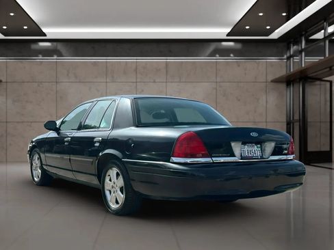 Used 2011 Ford Crown Victoria LX w/ Comfort Appearance Pkg RWD image 2