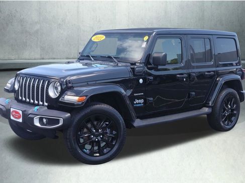 Used 2022 Jeep Wrangler Unlimited Sahara w/ Cold Weather Group AWD/4WD image 13