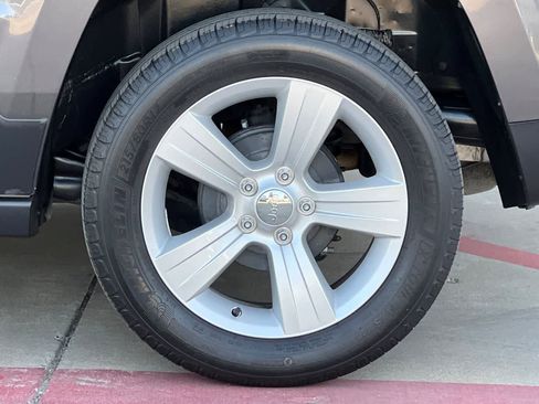 Used 2016 Jeep Patriot Latitude FWD image 12