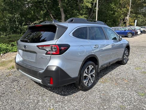 Used 2022 Subaru Outback Limited AWD/4WD image 9