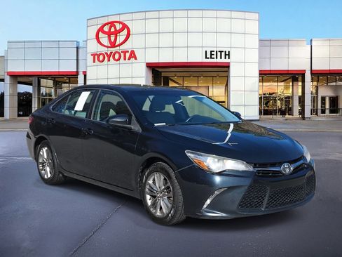 Used 2017 Toyota Camry SE image 3