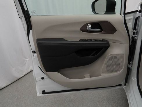 Used 2023 Chrysler Voyager LX image 35