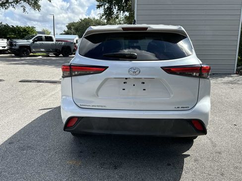 Used 2023 Toyota Highlander LE AWD/4WD image 5