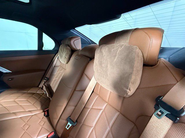 Used 2024 BMW i7 xDrive60 AWD/4WD image 28