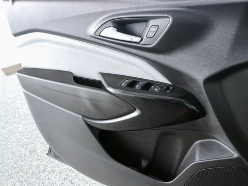 Used 2025 Chevrolet Trax LT w/ LT Convenience Package FWD image 21