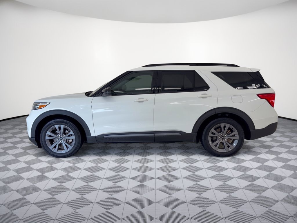 Used 2023 Ford Explorer XLT w/ Equipment Group 202A RWD image 2