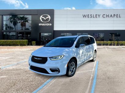 Used 2022 Chrysler Pacifica Limited w/ Uconnect Theater Family Group