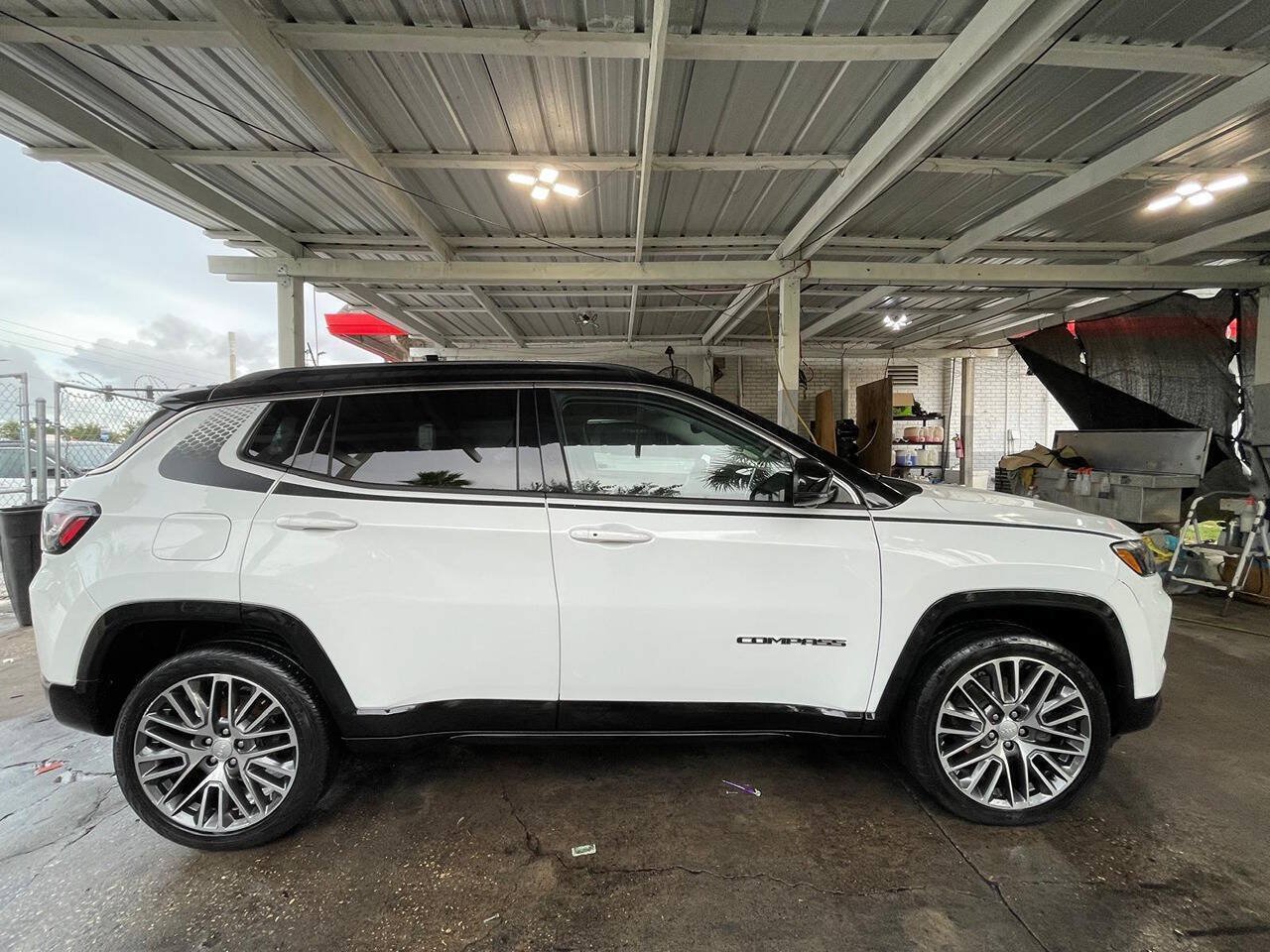 Used 2022 Jeep Compass Limited w/ Elite Group AWD/4WD image 4