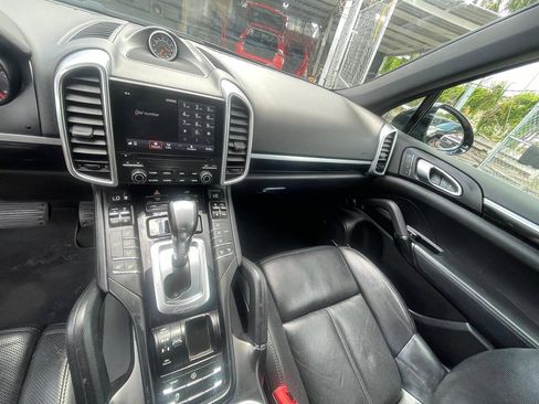 Used 2017 Porsche Cayenne Platinum Edition w/ Premium Package (PJV) AWD/4WD image 15