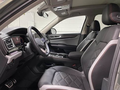 Used 2025 Volkswagen Atlas Peak Edition SE AWD/4WD image 9