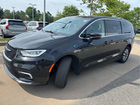 Used 2023 Chrysler Pacifica Touring-L FWD image 4