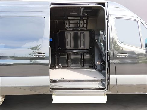 Used 2024 Mercedes-Benz Sprinter 2500 image 10
