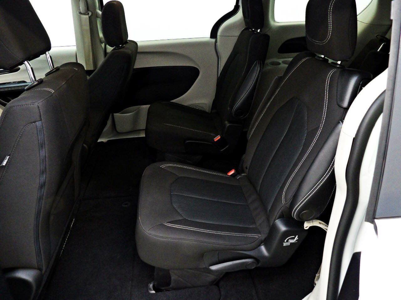 Used 2021 Chrysler Voyager LX FWD image 9