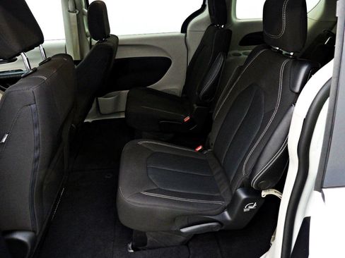 Used 2021 Chrysler Voyager LX FWD image 9