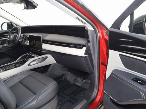 Used 2025 Lincoln Nautilus Premier image 49